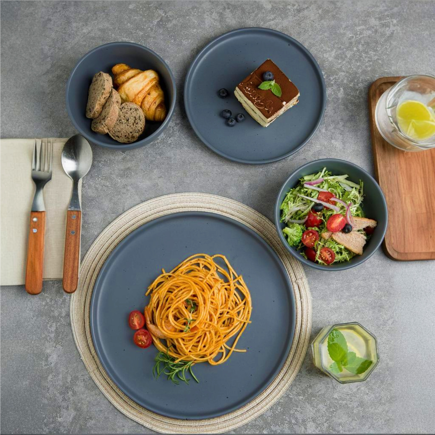 Set vesela, serviciu de masa cu 12 farfurii, boluri din ceramica, albastru inchis cu puncte negre, Callena Nordic Simplicity Set vesela, serviciu de masa cu 12 farfurii, boluri din ceramica, albastru inchis cu puncte negre, Callena Nordic Simplicity - imagine 4