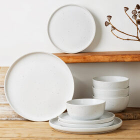 Set vesela, serviciu de masa cu 12 farfurii si boluri albe din ceramica, alb cu puncte negre, Callena Nordic Simplicity