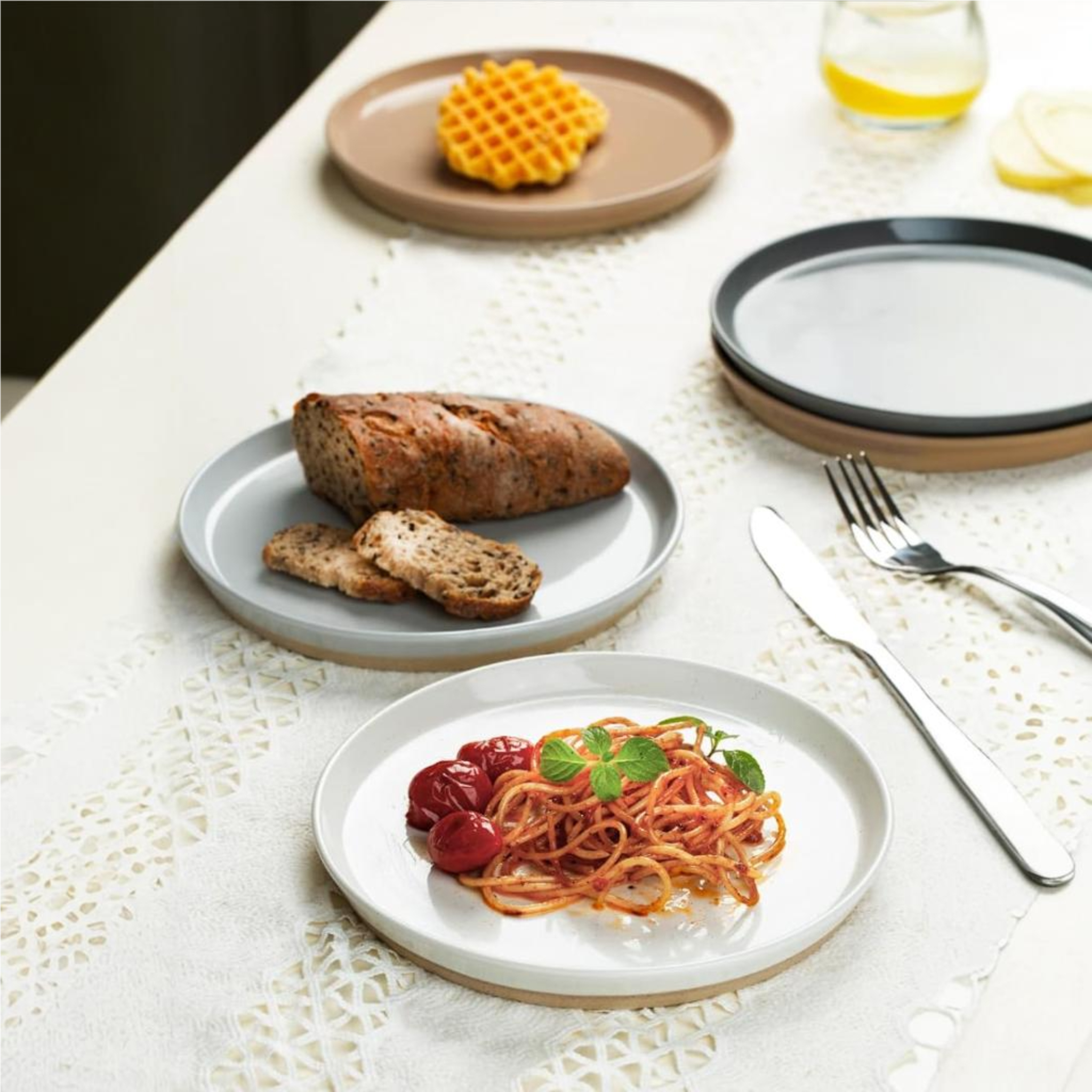 Set 4 farfurii intinse, ceramica, 20 cm, mix culori puncte negre si baza mata, Callena Saturn Set 4 farfurii intinse, ceramica, 27 cm, mix culori puncte negre si baza mata, Callena Saturn