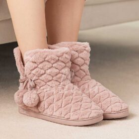 Botosi de casa, caldurosi, inalti, cu talpa intarita, roz inchis cu romburi